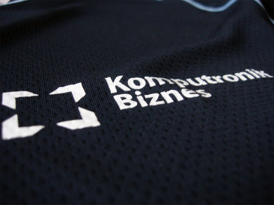 Folia Flex na koszulkach sportowych poliestrowych dla firmy Komputronik