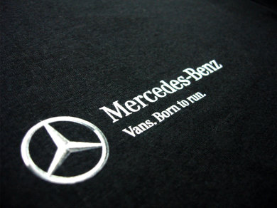 Druk cyfrowy DTG na koszulkach bawełnianych dla Mercedes-Benz