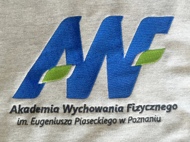 Haft komputerowy wykonany ściegiem tatami (fill) płaskim na bluzach dla Akademii Wychowania Fizycznego w Poznaniu