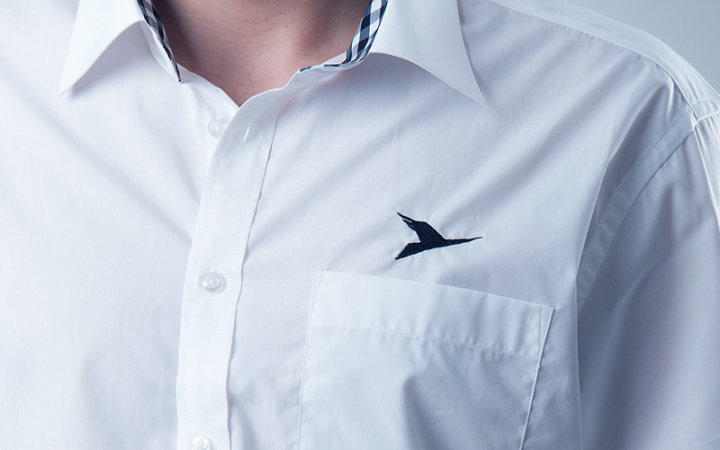 Koszule z eleganckim haftem z logo lub imionami pracowników dla firm.