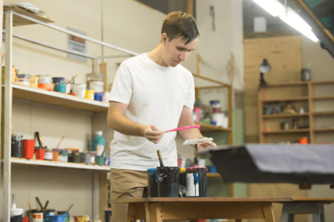 Sitodruk a serigrafia – czym się różnią te techniki nadruku?